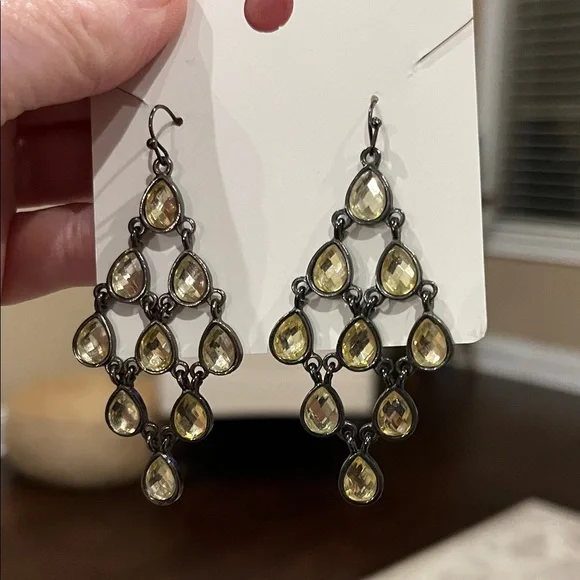 Jewelry earrings Elegant Gold Chandelier Earrings - Picture 2 of 2